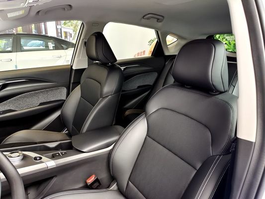 400km/550km reine EV Fahrzeuge der kompakte elektrische SUV Geely Geometrie-C Blaubeeren