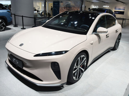 Elektroauto-NIO ET5 der Hochleistungs-200km/h links, das elektrische LuxusLimousine steuert