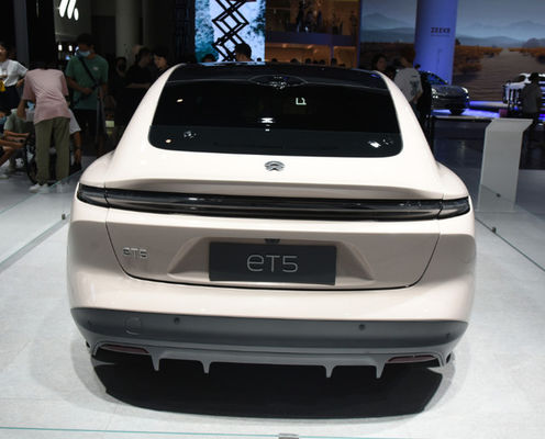 Elektroauto-NIO ET5 der Hochleistungs-200km/h links, das elektrische LuxusLimousine steuert