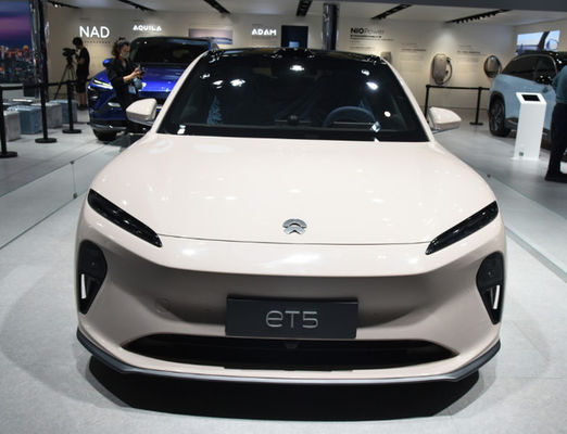 Elektroauto-NIO ET5 der Hochleistungs-200km/h links, das elektrische LuxusLimousine steuert