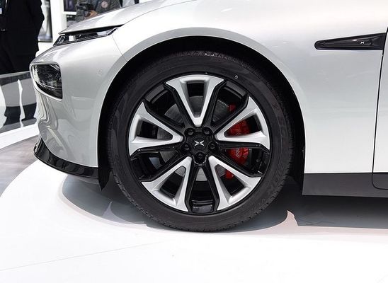 Intelligentes Limousinen-Elektroauto Xpeng P7 Nedc 2WD 4WD 480 586 670 706km Strecke