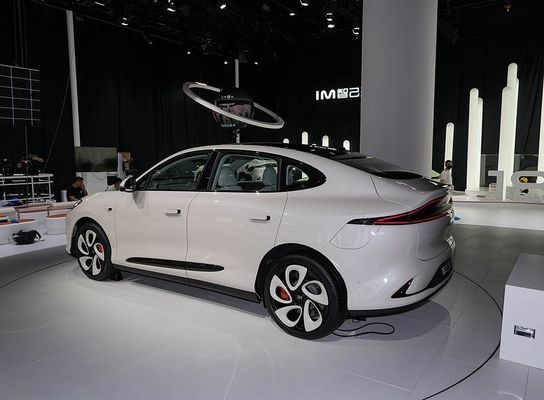 Zhiji LS6 maximale Leistung von 575 kW alle Elektroautos mit Höchstgeschwindigkeit von 252 km / h Elektro-Sportfahrzeug