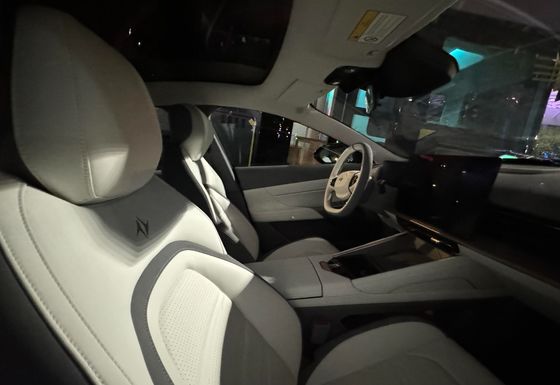 Dongfeng Eπ 007 mit 1200km Reichweite und Schere Tür Maximalgeschwindigkeit 165km/h 5 Türen