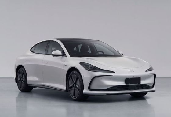 Pre-sale Zhiji L6 Pure Electric 4-Türer Limousine Motor Leistung 216kw mit einem halben Spoke Stahlrad Neue Energie Auto