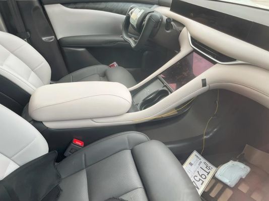 Pre-sale Zhiji L6 Pure Electric 4-Türer Limousine Motor Leistung 216kw mit einem halben Spoke Stahlrad Neue Energie Auto