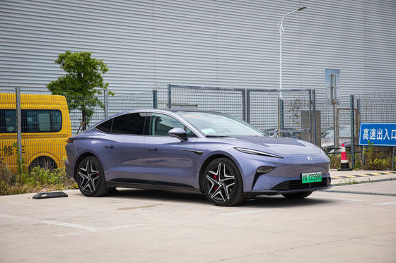 Rein elektrisches Fahrzeug Feifan F7 kommt mit kostenlosem Akku-Aufladen und lebenslangem Austausch 500km RWD Antriebsstrang Elektroauto