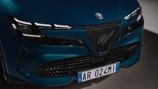 Erstes Kompaktfahrzeug Alfa Romeo Junior Electric mit 54,8kwh Batterie und einer maximalen Leistung von 158kW, bis zu 345 Meilen Reichweite.