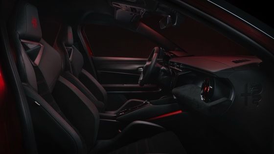 Erstes Kompaktfahrzeug Alfa Romeo Junior Electric mit 54,8kwh Batterie und einer maximalen Leistung von 158kW, bis zu 345 Meilen Reichweite.