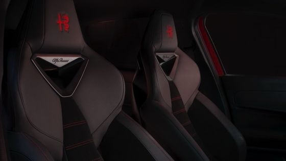 Erstes Kompaktfahrzeug Alfa Romeo Junior Electric mit 54,8kwh Batterie und einer maximalen Leistung von 158kW, bis zu 345 Meilen Reichweite.