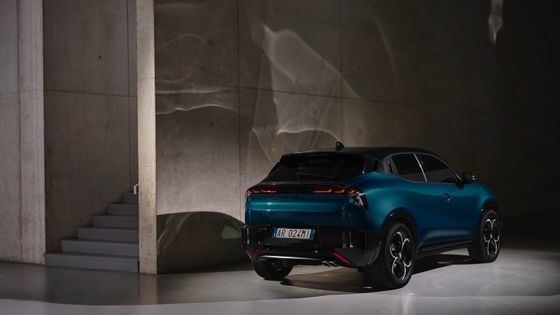 Erstes Kompaktfahrzeug Alfa Romeo Junior Electric mit 54,8kwh Batterie und einer maximalen Leistung von 158kW, bis zu 345 Meilen Reichweite.