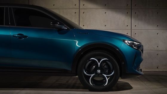 Erstes Kompaktfahrzeug Alfa Romeo Junior Electric mit 54,8kwh Batterie und einer maximalen Leistung von 158kW, bis zu 345 Meilen Reichweite.