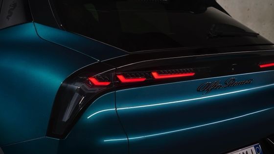 Erstes Kompaktfahrzeug Alfa Romeo Junior Electric mit 54,8kwh Batterie und einer maximalen Leistung von 158kW, bis zu 345 Meilen Reichweite.