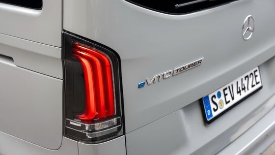 9-Sitzer EV Mercedes-Benz EVito Tourer Long mit einem 201 PS-Elektromotor und 90 kWh verwendbarer Batterie
