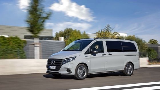 9-Sitzer EV Mercedes-Benz EVito Tourer Long mit einem 201 PS-Elektromotor und 90 kWh verwendbarer Batterie