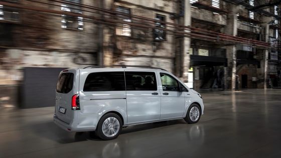 9-Sitzer EV Mercedes-Benz EVito Tourer Long mit einem 201 PS-Elektromotor und 90 kWh verwendbarer Batterie