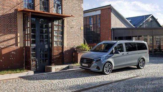 9-Sitzer EV Mercedes-Benz EVito Tourer Long mit einem 201 PS-Elektromotor und 90 kWh verwendbarer Batterie