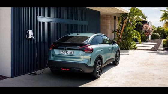 Anständige Fahrt Citroën E-C4 mit 115 kW (156 PS) Leistung bei 150 km/h Höchstgeschwindigkeit 54kwh Lithium-Ionen-Batterie