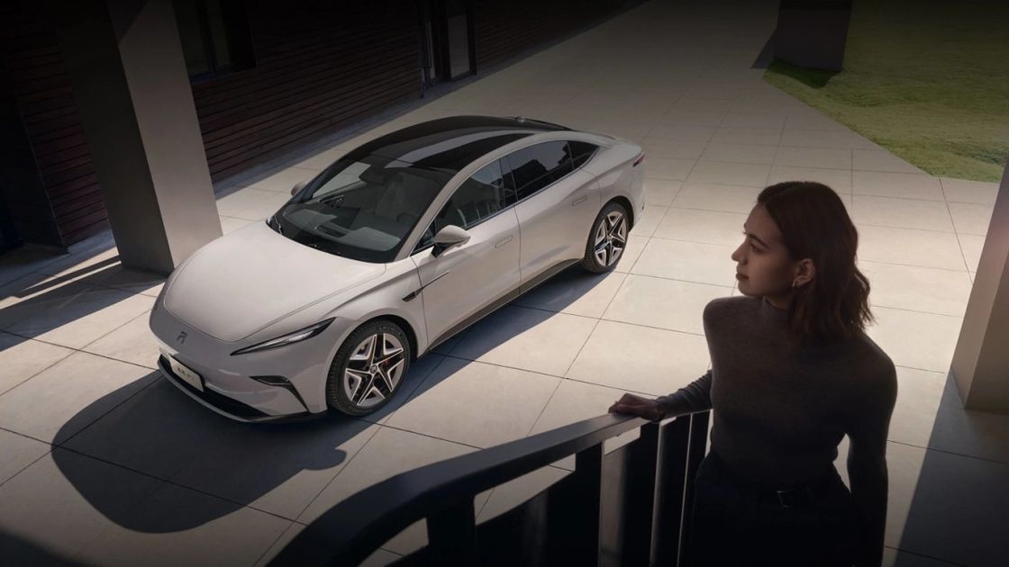 Rein elektrisches Fahrzeug Feifan F7 kommt mit kostenlosem Akku-Aufladen und lebenslangem Austausch 500km RWD Antriebsstrang Elektroauto