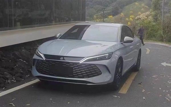 Vorverkauf 2024 BYD Qinn L DM-i 80km Elektrofahrzeug Landet Bald Hybridfahrzeug 1.5T 101PS L4 Neues Engergy Auto