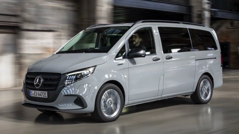9-Sitzer EV Mercedes-Benz EVito Tourer Long mit einem 201 PS-Elektromotor und 90 kWh verwendbarer Batterie